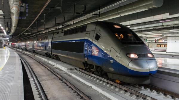 Comboio de alta velocidade na estação de Barcelona Sants. Foto via Aleix Cortés, Flickr.