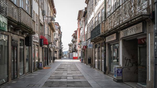 A crise pendémica e as medidas para a combater agravam a crise económica. Comércio fechado e rua deserta em Braga durante o primeiro confinamento em março de 2020 – Foto de Hugo Delgado/Lusa