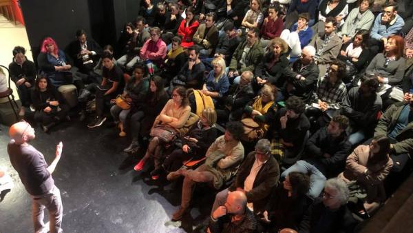 Sala cheia no auditório dos Primeiros Sintomas, a 31 de março, onde se formaria a Comissão Informal de Artistas.