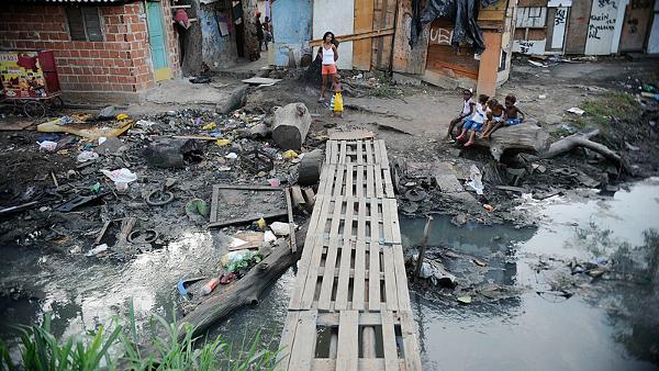 Estamos a ser testemunhas mais uma vez dos enormes custos da desigualdade em massa – Complexo da Maré, Rio de Janeiro, área muito vulnerável à covid-19 – Foto Fernando Frazão/Agência Brasil