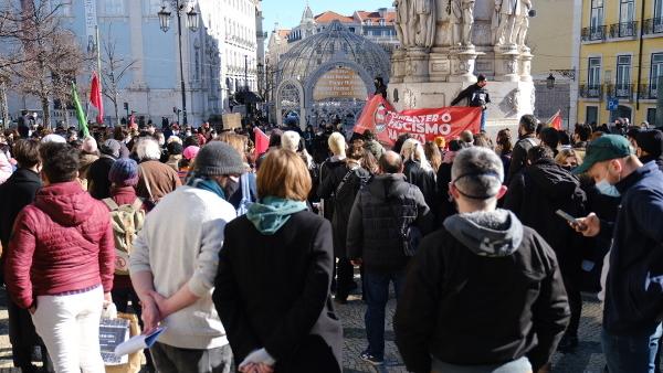 Centenas de pessoas participaram na concentração antifascista realizada este domingo no Largo Camões em Lisboa – Foto de Ana Mendes