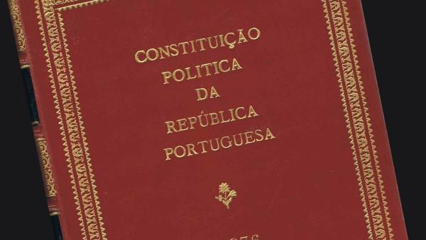 Quando vivemos num Estado de Direito, com uma Constituição democrática, direitos, liberdades e garantias que estão relativamente firmes, temos que perceber o que isso implica para perceber o quão perigosas podem ser as vozes que tentam destruir toda esta configuração