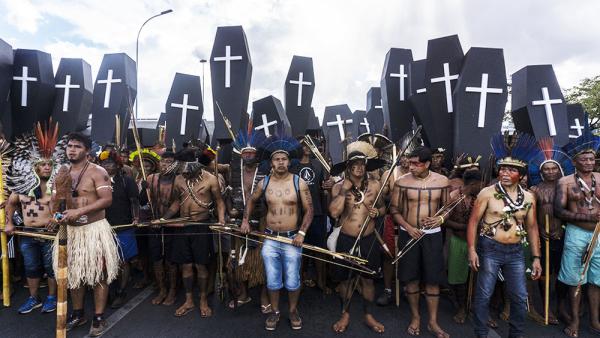 Foto de Rogério Assis/MNI. Cerimónia fúnebre de protesto na Esplanada dos Ministérios. "Os nossos familiares estão a ser assassinados pela política atrasada dos parlamentares que não respeitam a Constituição" disse Sônia Guajajara.