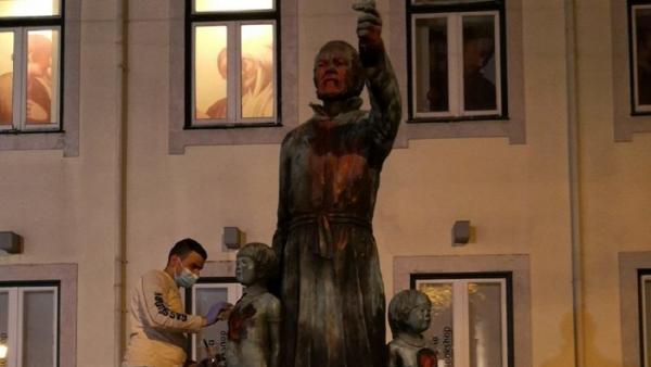 Câmara Municipal de Lisboa procedeu à limpeza da estátua do Padre António Vieira, nesta sexta-feira - Foto da CML