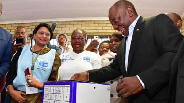 O ANC rendeu-se às políticas neoliberais e só a memória da luta contra o “apartheid” e a falta de uma oposição em que confie leva a maioria da população negra sul-africana a continuar a dar-lhe o voto – Foto de Cyril Ramaphosa a votar nas eleições de 2019