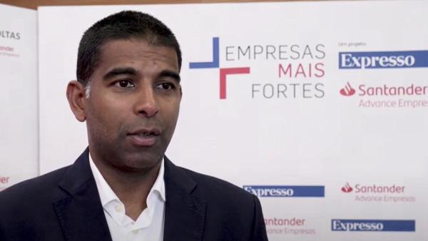 Daniel Traça vai continuar a acumular as funções de diretor da Nova SBE e administrador do banco Santander. Imagem via canal youtube do Santander Portugal: https://www.youtube.com/watch?v=bRddlnTwfJo