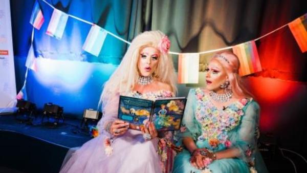 Drag queens Lady Bust and Miss Shemales leem histórias na “Drag queen story hour” na biblionteca municipal de Malmö