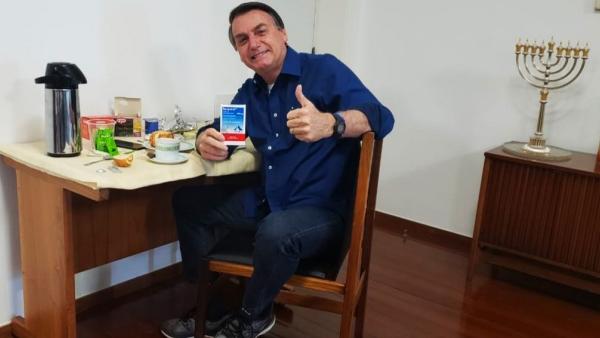 Jair Bolsonaro no dia em que comunicou que tinha testado negativo à covid-19.