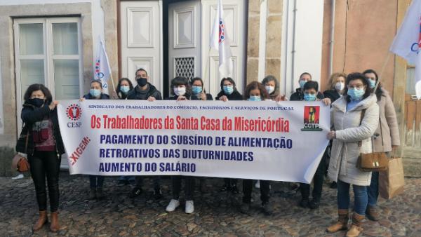 Trabalhadoras da Santa Casa de Mirandela em protesto. Foto da CGTP.