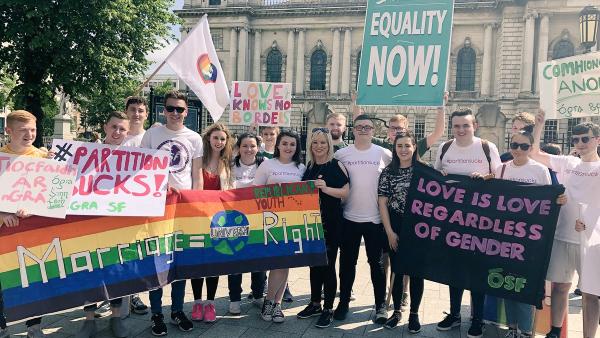 Foi a juventude que contribuiu para o triunfo do “sim” nos referendos e foi também ela que permitiu a vitória eleitoral do Sinn Féin – foto de Ógra Shinn Féin (juventude do Sinn Féin)