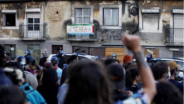 Pessoas concentradas aquando do despejo do prédio em Arroios - Foto de Seara - Centro de Apoio Mútuo de Santa Bárbara