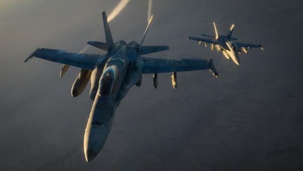 Aviões da marinha norte-americana sobrevoam o Iraque.