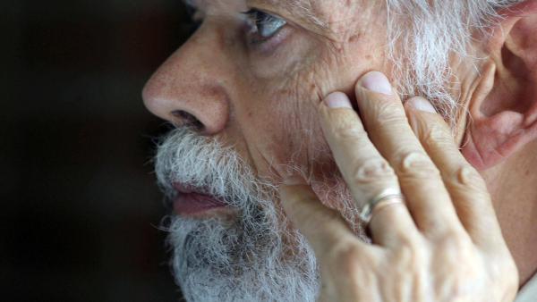 O rosto de José Mattoso de perfil.