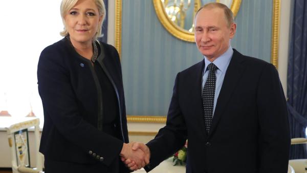 Marine Le Pen visita o Kremlin em 2017. Foto de ICHAEL KLIMENTYEV/SPUTNIK/KREMLIN/EPA/Lusa.