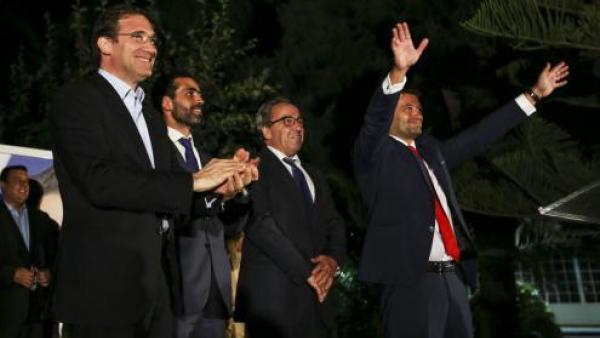 André Ventura junto com Pedro Passos Coelho na campanha eleitoral que o irá eleger como vereador do PSD em Loures. Foto de Nuno Fox/Lusa.