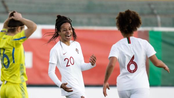A jogadora de Portugal Jéssica Silva (C) festeja após marcar um golo contra a Ucrânia, durante o jogo amigável entre as duas seleções A de futebol feminino, disputado no Estádio Municipal de Torres Novas, em Torres Vedras, 20 de janeiro de 2019.