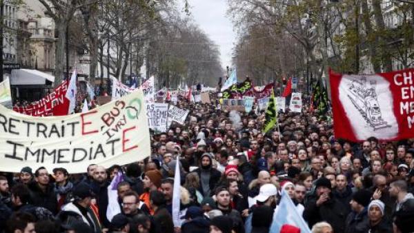 Em França, as reformas regressivas do presidente Macron continuam a suscitar grande resistência popular como mostra as manifestações contra a reforma das pensões - Manifestação em Paris em dezembro de 2019, foto de Ian Langsdon/Lusa/Epa