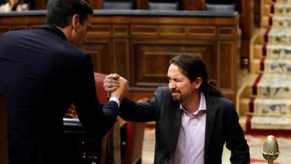 Em Espanha, PSOE e UP firmaram um acordo de governo progressista, Pedro Sánchez e Pablo Iglesias cumprimentaram-se no debate de investidura do governo espanhol, janeiro de 2020. Foto de Juan Carlos Hidalgo, Lusa/ Epa.