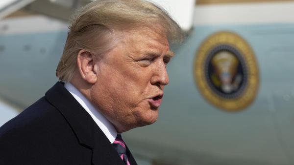 Donald Trump fala à imprensa sobre o perdão a vários criminosos de colarinho branco.
