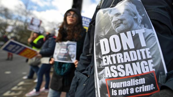 Assange terá sido algemado 11 vezes e despido após julgamento