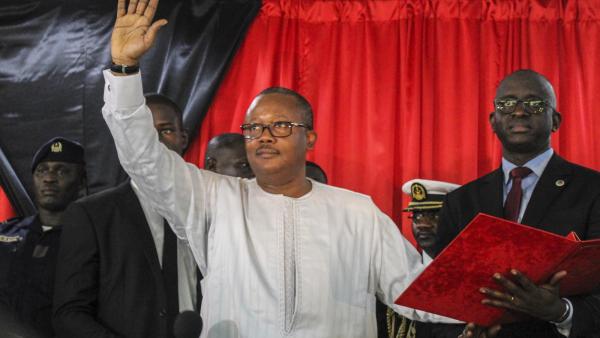 Umaro Sissoco Embaló na cerimónia em que se proclamou presidente da República da Guiné-Bissau. Fevereiro de 2020.
