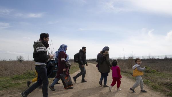 Refugiados dirigem-se à zona de fronteira entre Turquia e Grécia. Fevereiro de 2020.