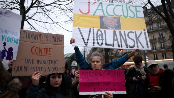 Protestos contra Polanski à porta da cerimónia de entrega dos César. Paris, 28 de fevereiro de 2020.