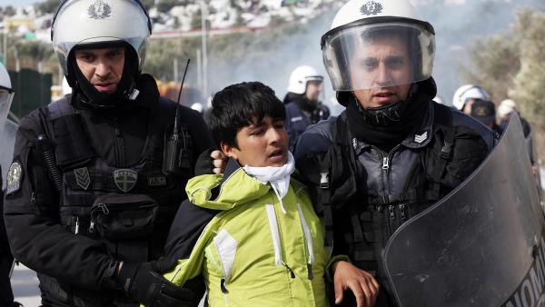 Polícia detém jovem migrante que se manifestava em Lesbos.