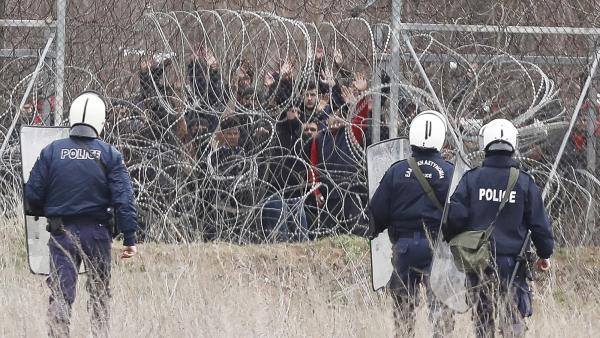 Migrantes na fronteira entre a Turquia e a Grécia. Março de 2020.