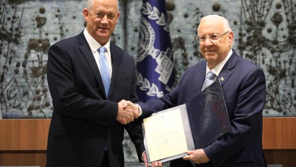 Benny Gantz ao ser convidado pelo presidente israelita a formar governo. Foto de ABIR SULTAN/EPA/Lusa.