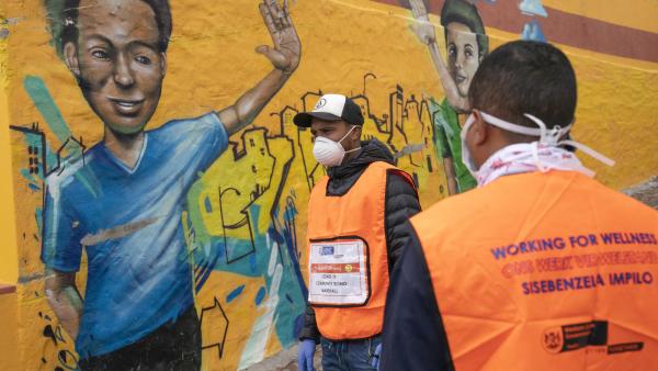Trabalhadores do setor da saúde numa campanha de testagem porta-a-porta na Cidade do Cabo, África do Sul. NIC BOTHMA/EPA/LUSA.