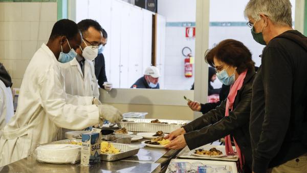 Almoço solidário da Comunidade de Santo Egídio, Roma, Abril de 2020. Foto de Fabio Frustaci/EPA/LUSA.