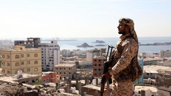 Membro do Conselho Transitório do Sul vigia Aden depois da declaração de auto-governo. Abril de 2020. Foto de NAJEEB ALMAHBOOBI/EPA/LUSA. 