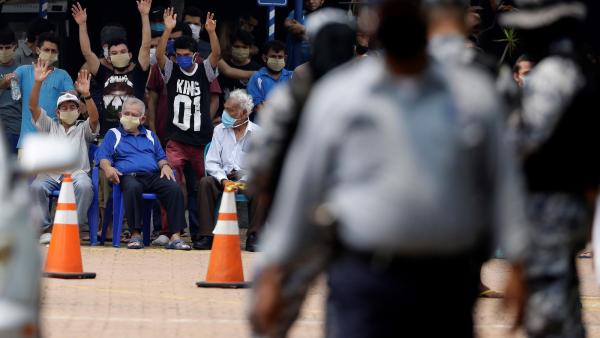 Manifestação de detidos em quarentena forçada em El Salvador. Foto de Rodrigo Sura/EPA/Lusa.