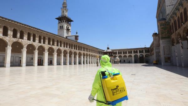 Desinfeção de uma mesquita em Damasco. Foto de YOUSSEF BADAWI/EPA/Lusa.