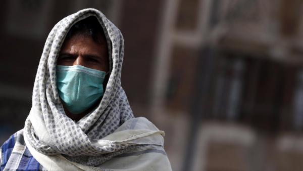 Um homem usa uma máscara de proteção em Sanaa, Iémen. Foto de YAHYA ARHAB/EPA/Lusa.