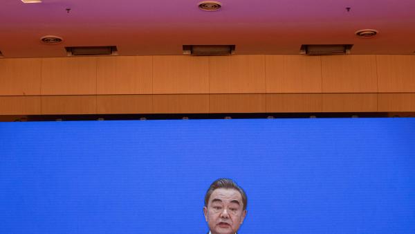 Wang Yi, ministro dos Negócios Externos da China na sua conferência de imprensa online.Foto de ROMAN PILIPEY/EPA/Lusa.