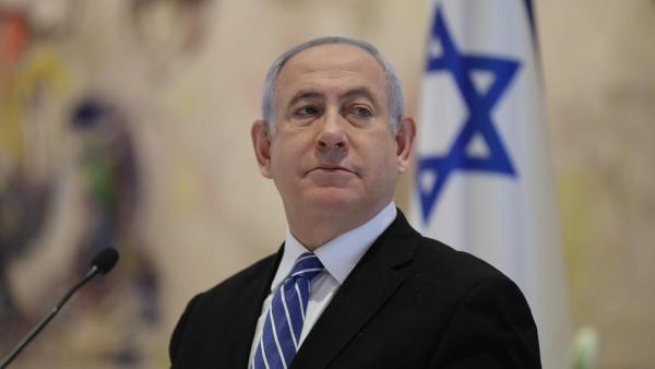 Netanyahu na primeira reunião do novo governo, no dia em que começará o seu julgamento. Foto de Abir Sultan/EPA/Lusa.