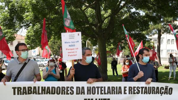 Trabalhadores da hotelaria e turismo protestam em frente ao Ministério do Trabalho. Maio de 2020. Foto de Manuel de Almeida/Lusa.