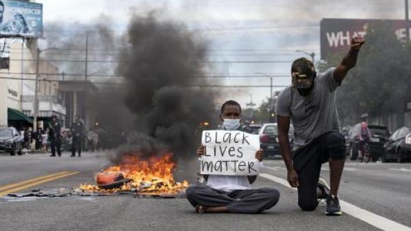 Manifestantes em Los Angeles. Foto de ETIENNE LAURENT/EPA/Lusa.