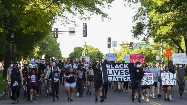 Manifestantes em Minneapolis. Foto de CRAIG LASSIG/EPA/Lusa.
