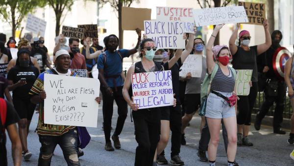 Protestos em Atlanta contra mais uma morte de um afro-americano causada pela polícia.