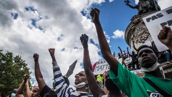 Manifestantes anti-racistas em Paris. Junho de 2020. Foto de MOHAMMED BADRA/EPA/Lusa.