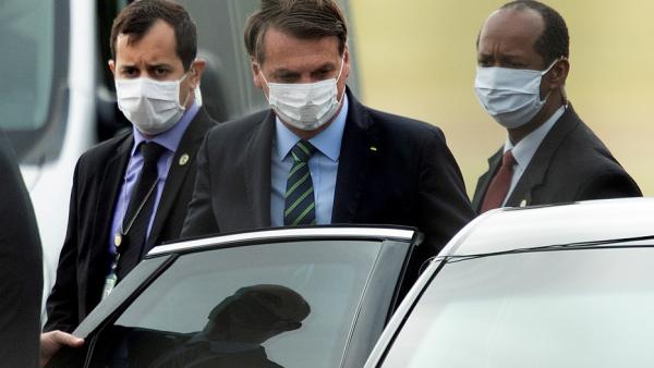 Bolsonaro à saída do Palácio do Planalto esta terça-feira. Foto JOEDSON ALVES/EPA/Lusa.