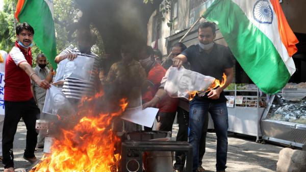 Manifestantes queimam símbolos chineses em Jammu. Foto de JAIPAL SINGH/EPA/Lusa.