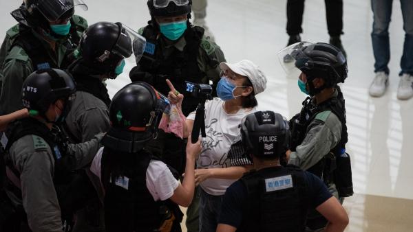 Uma mulher protesta num centro comercial esta segunda-feira. Foto de JEROME FAVRE/EPA/Lusa.