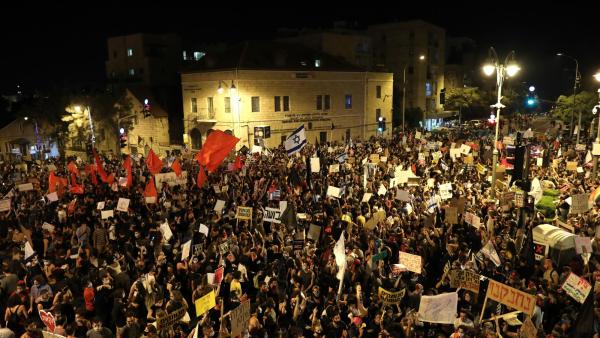 Manifestação contra Netanyahu, julho de 2020. Foto de ABIR SULTAN/EPA/Lusa.