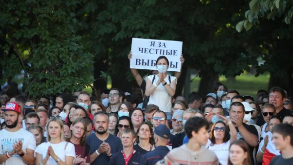 "Apoio eleições livres", um dos cartazes que surgiu no espetáculo marcado pelas autoridades em Minsk. Foto de TATYANA ZENKOVICH/EPA/Lusa.