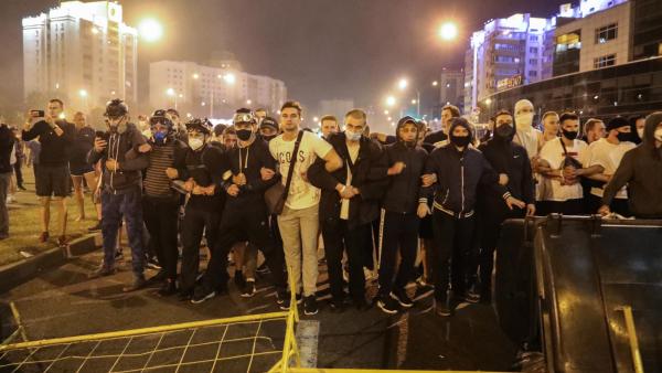 Manifestantes esta madrugada em Minsk, Bielorrússia.