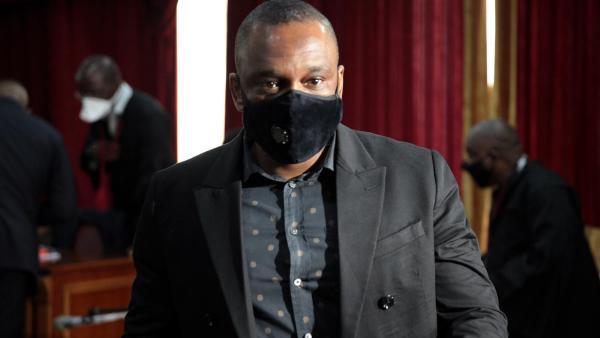 O Tribunal Supremo de Angola condenou os quatro arguidos no caso "500 milhões", entre eles "Zenu" dos Santos, a penas de prisão entre cinco a oito anos por burla por defraudação e tráfico de influências. 